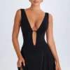 Vestido corto Kalista con escote pronunciado y aberturas en negro Vestido corto Kalista con escote pronunciado y aberturas en negro