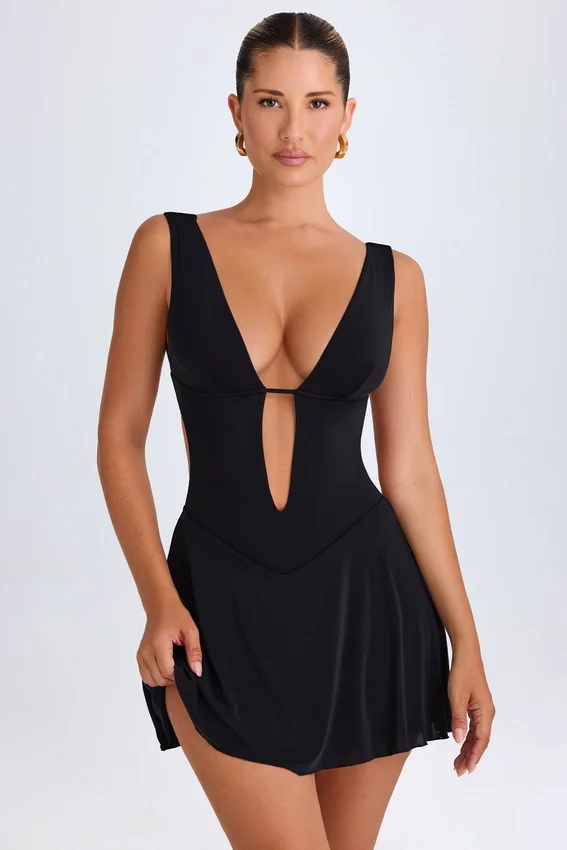 Vestido corto Kalista con escote pronunciado y aberturas en negro Vestido corto Kalista con escote pronunciado y aberturas en negro