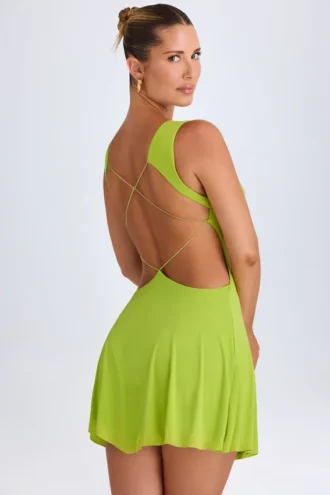 Vestido corto Kalista con escote pronunciado y aberturas en verde lima