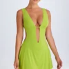 Vestido corto Kalista con escote pronunciado y aberturas en verde lima Vestido corto Kalista con escote pronunciado y aberturas en verde lima