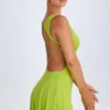 Vestido corto Kalista con escote pronunciado y aberturas en verde lima Vestido corto Kalista con escote pronunciado y aberturas en verde lima