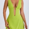 Vestido corto Kalista con escote pronunciado y aberturas en verde lima Vestido corto Kalista con escote pronunciado y aberturas en verde lima
