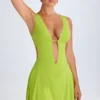 Vestido corto Kalista con escote pronunciado y aberturas en verde lima Vestido corto Kalista con escote pronunciado y aberturas en verde lima
