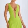 Vestido corto Kalista con escote pronunciado y aberturas en verde lima Vestido corto Kalista con escote pronunciado y aberturas en verde lima