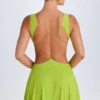 Vestido corto Kalista con escote pronunciado y aberturas en verde lima Vestido corto Kalista con escote pronunciado y aberturas en verde lima
