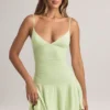 Vestido corto Kelbie de modal con fruncidos y corte en A en verde salvia