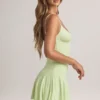 Vestido corto Kelbie de modal con fruncidos y corte en A en verde salvia