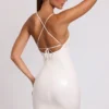 Vestido corto Kendall de vinilo con lazo en la espalda y cuello redondo en blanco