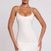 Vestido corto Kendall de vinilo con lazo en la espalda y cuello redondo en blanco