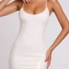 Vestido corto Kendall de vinilo con lazo en la espalda y cuello redondo en blanco
