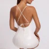 Vestido corto Kendall de vinilo con lazo en la espalda y cuello redondo en blanco