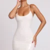 Vestido corto Kendall de vinilo con lazo en la espalda y cuello redondo en blanco