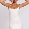 Vestido corto Kendall de vinilo con lazo en la espalda y cuello redondo en blanco