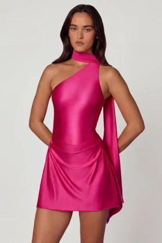 Vestido corto Kiraz asimétrico con detalle de pañuelo en rosa intenso