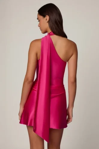 Vestido corto Kiraz asimétrico con detalle de pañuelo en rosa intenso