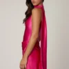 Vestido corto Kiraz asimétrico con detalle de pañuelo en rosa intenso