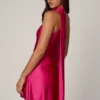 Vestido corto Kiraz asimétrico con detalle de pañuelo en rosa intenso