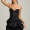 Vestido corto Laela de satén con bajo abullonado y corsé en negro