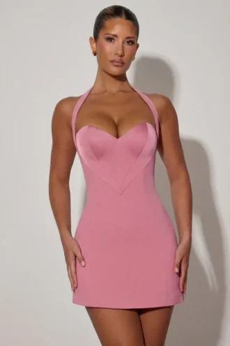 Vestido corto Lenore con cuello halter y corte en A con detalle de corazón en rosa empolvado