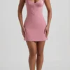 Vestido corto Lenore con cuello halter y corte en A con detalle de corazón en rosa empolvado