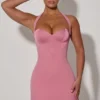 Vestido corto Lenore con cuello halter y corte en A con detalle de corazón en rosa empolvado
