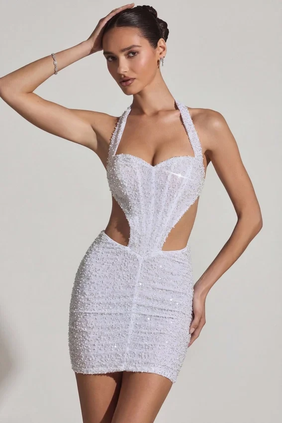 Vestido corto Lucia con escote halter y aberturas decoradas en blanco Vestido corto Lucia con escote halter y aberturas decoradas en blanco