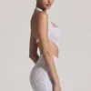 Vestido corto Lucia con escote halter y aberturas decoradas en blanco Vestido corto Lucia con escote halter y aberturas decoradas en blanco