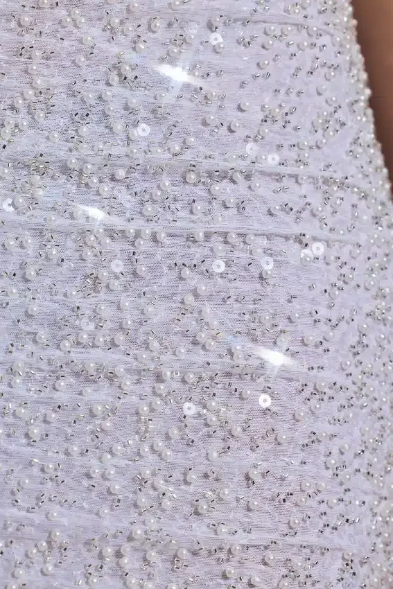 Vestido corto Lucia con escote halter y aberturas decoradas en blanco Vestido corto Lucia con escote halter y aberturas decoradas en blanco