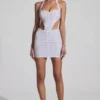 Vestido corto Lucia con escote halter y aberturas decoradas en blanco Vestido corto Lucia con escote halter y aberturas decoradas en blanco