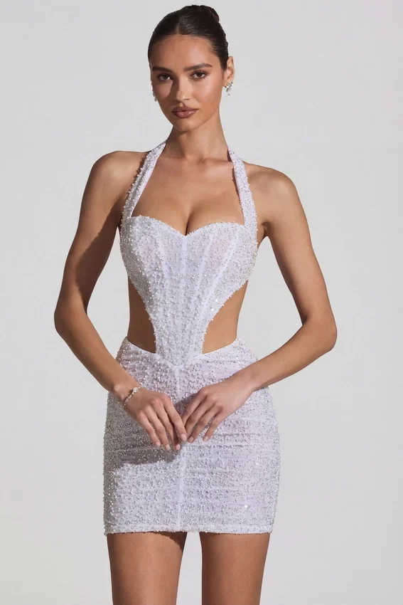 Vestido corto Lucia con escote halter y aberturas decoradas en blanco Vestido corto Lucia con escote halter y aberturas decoradas en blanco