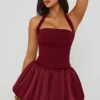 Vestido corto Ludmila con cuello halter, cordones y bajo abullonado en rojo baya Vestido corto Ludmila con cuello halter, cordones y bajo abullonado en rojo baya