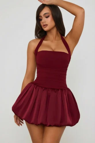Vestido corto Ludmila con cuello halter, cordones y bajo abullonado en rojo baya