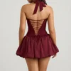 Vestido corto Ludmila con cuello halter, cordones y bajo abullonado en rojo baya Vestido corto Ludmila con cuello halter, cordones y bajo abullonado en rojo baya
