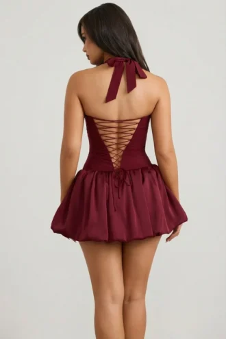 Vestido corto Ludmila con cuello halter, cordones y bajo abullonado en rojo baya