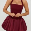 Vestido corto Ludmila con cuello halter, cordones y bajo abullonado en rojo baya Vestido corto Ludmila con cuello halter, cordones y bajo abullonado en rojo baya