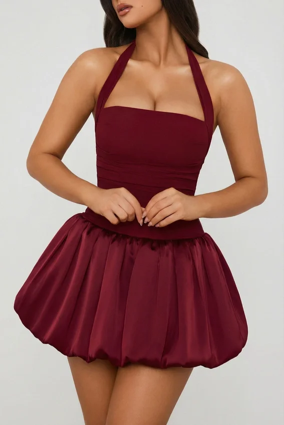 Vestido corto Ludmila con cuello halter, cordones y bajo abullonado en rojo baya Vestido corto Ludmila con cuello halter, cordones y bajo abullonado en rojo baya