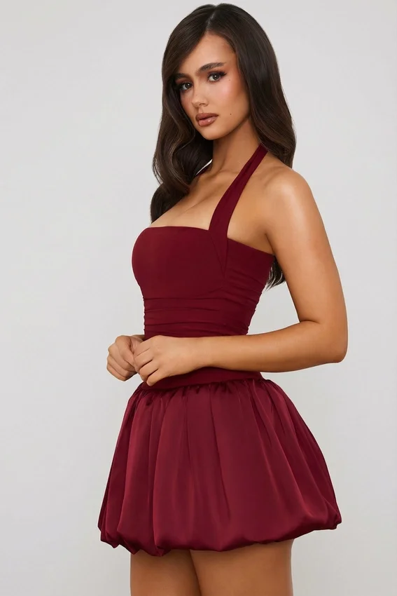 Vestido corto Ludmila con cuello halter, cordones y bajo abullonado en rojo baya Vestido corto Ludmila con cuello halter, cordones y bajo abullonado en rojo baya