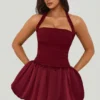 Vestido corto Ludmila con cuello halter, cordones y bajo abullonado en rojo baya Vestido corto Ludmila con cuello halter, cordones y bajo abullonado en rojo baya