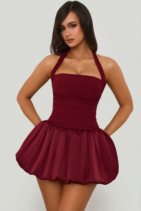 Vestido corto Ludmila con cuello halter, cordones y bajo abullonado en rojo baya Vestido corto Ludmila con cuello halter, cordones y bajo abullonado en rojo baya