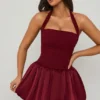 Vestido corto Ludmila con cuello halter, cordones y bajo abullonado en rojo baya Vestido corto Ludmila con cuello halter, cordones y bajo abullonado en rojo baya