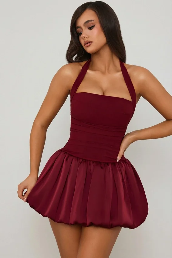Vestido corto Ludmila con cuello halter, cordones y bajo abullonado en rojo baya Vestido corto Ludmila con cuello halter, cordones y bajo abullonado en rojo baya