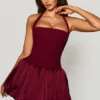 Vestido corto Ludmila con cuello halter, cordones y bajo abullonado en rojo baya Vestido corto Ludmila con cuello halter, cordones y bajo abullonado en rojo baya