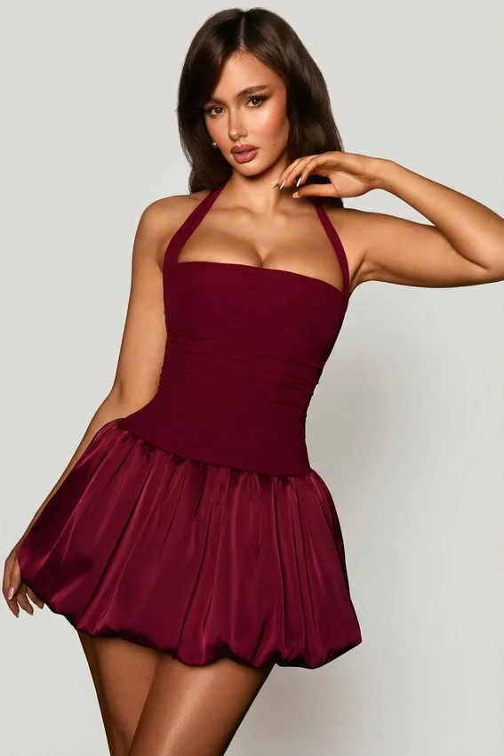 Vestido corto Ludmila con cuello halter, cordones y bajo abullonado en rojo baya Vestido corto Ludmila con cuello halter, cordones y bajo abullonado en rojo baya