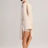 Vestido corto Luzia con detalle de bufanda de punto y hombros descubiertos en color crema Vestido corto Luzia con detalle de bufanda de punto y hombros descubiertos en color crema