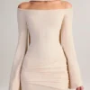Vestido corto Luzia con detalle de bufanda de punto y hombros descubiertos en color crema Vestido corto Luzia con detalle de bufanda de punto y hombros descubiertos en color crema