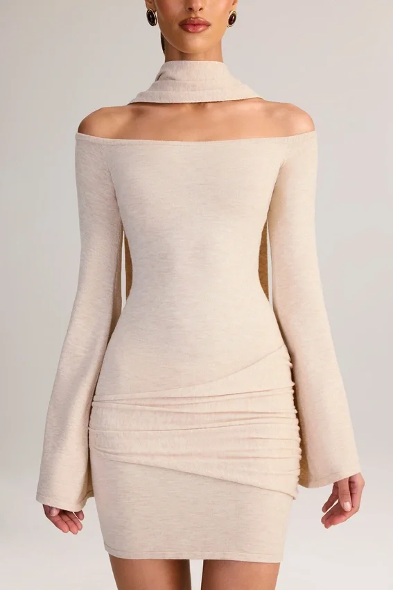 Vestido corto Luzia con detalle de bufanda de punto y hombros descubiertos en color crema Vestido corto Luzia con detalle de bufanda de punto y hombros descubiertos en color crema