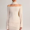 Vestido corto Luzia con detalle de bufanda de punto y hombros descubiertos en color crema Vestido corto Luzia con detalle de bufanda de punto y hombros descubiertos en color crema