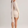 Vestido corto Luzia con detalle de bufanda de punto y hombros descubiertos en color crema Vestido corto Luzia con detalle de bufanda de punto y hombros descubiertos en color crema
