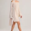 Vestido corto Luzia con detalle de bufanda de punto y hombros descubiertos en color crema Vestido corto Luzia con detalle de bufanda de punto y hombros descubiertos en color crema