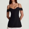 Vestido corto Maelie con volantes y hombros descubiertos en negro Vestido corto Maelie con volantes y hombros descubiertos en negro